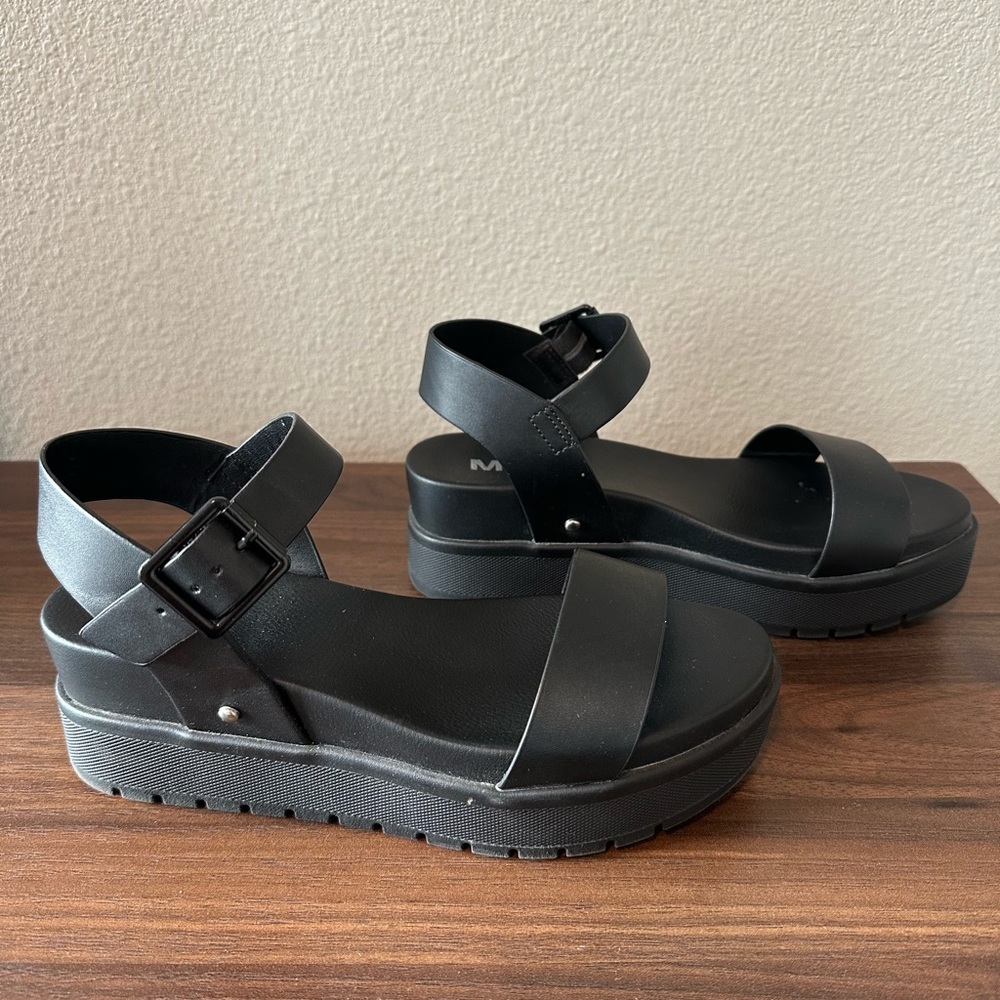 MIA Black Platform Sandals 7